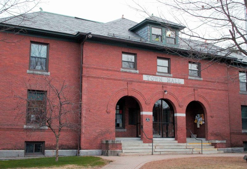 Warner, New Hampshire Town Hall (Photo courtesy of Groundspeak, Inc.)