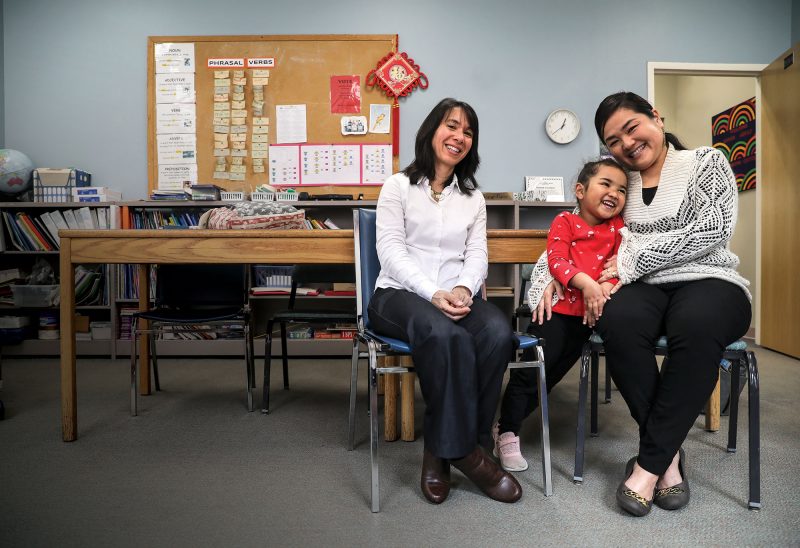 Asuka Thompson (right) with her daughter, Athena, and teacher Lien Harris. (Photo by Cheryl Senter.)